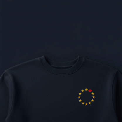 Imagen de lanzamiento EUCAN, prenda azul marino con emblema bordado